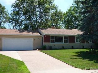 584 Moundsview Ave, Roseville, MN 55113