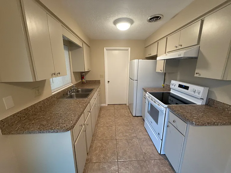 41 S Monroe St — Photo 10
