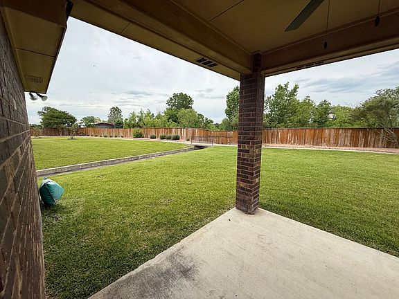 5th image of 902 Safari Dr