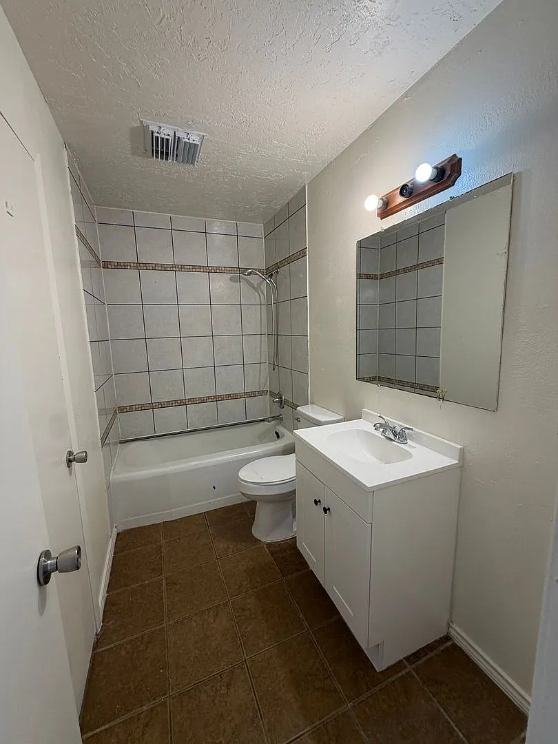 6plex Church 1206 — Photo 4