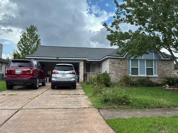 813 Camelot Ln, Friendswood, TX 77546