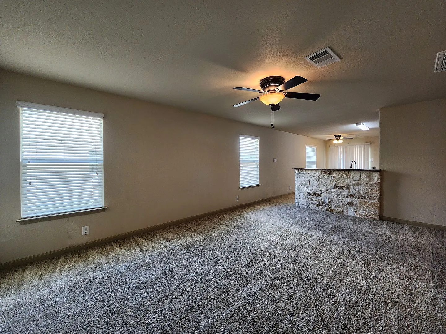 3 Bedroom in Avery Park / Fridge, Washer & Dryer Included / Covered Patio / Fenced in Yard / CISD — Photo 4