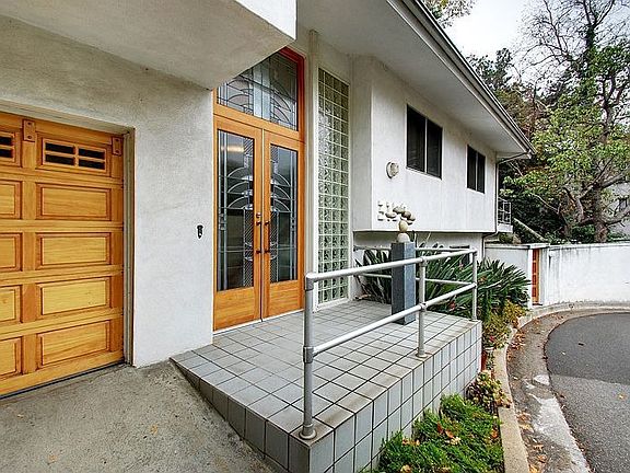 3rd image of 3150 Deronda Dr