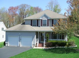 8 Inwood Ln, Farmington, CT 06032