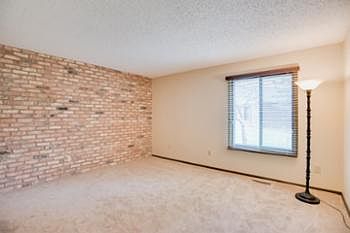 5th image of 1041 Zanzibar Ln N