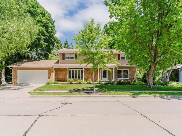 1040 Maricopa Dr, Oshkosh, WI 54904