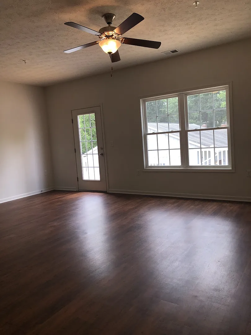 Two Primary Suite Apartment Townhouse — Photo 4