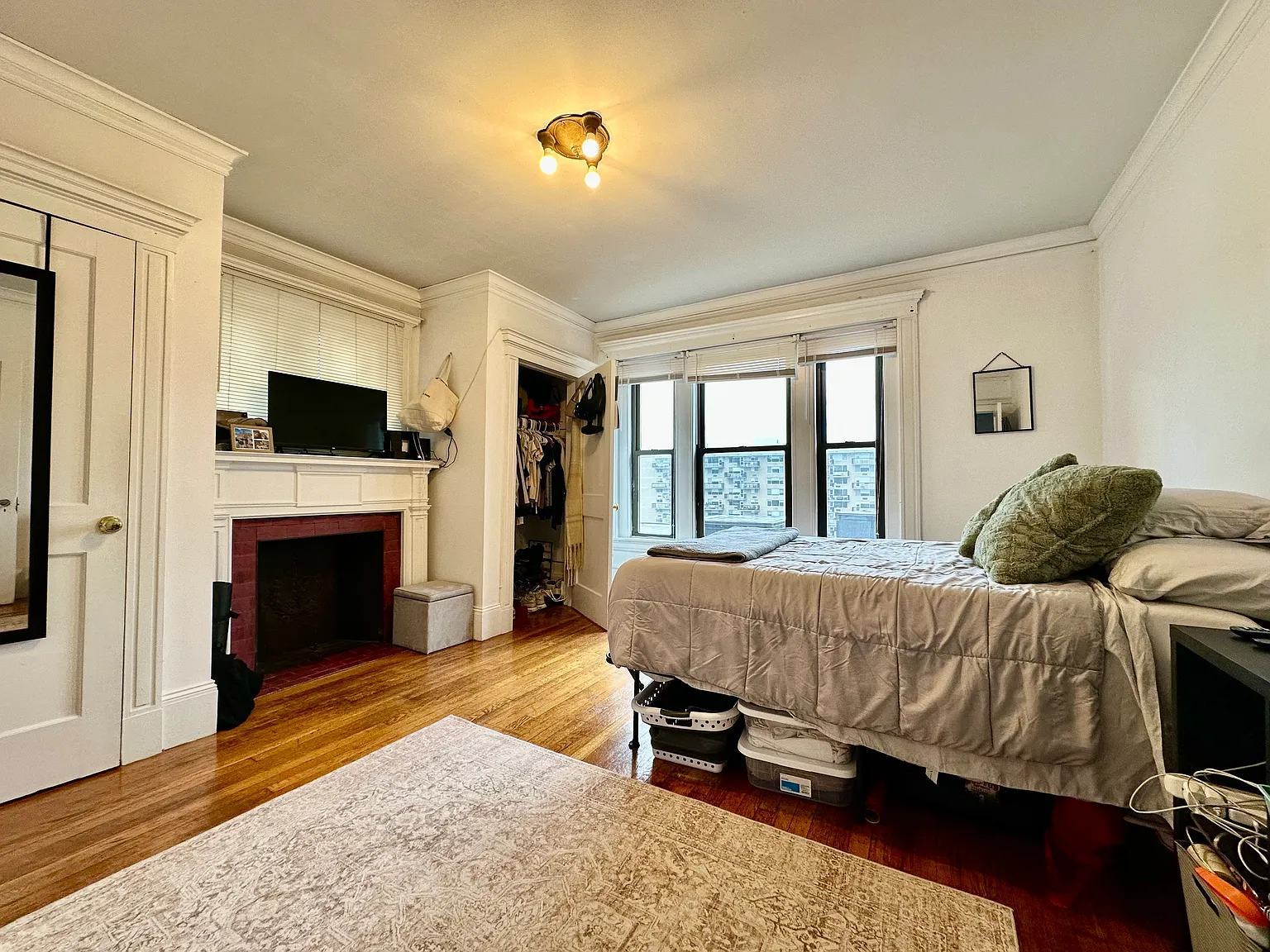 3 bed, 900 sqft, $5,500 — Photo 2