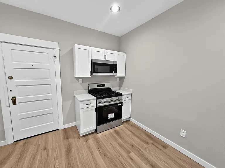 Hillcrest Manor — Photo 8