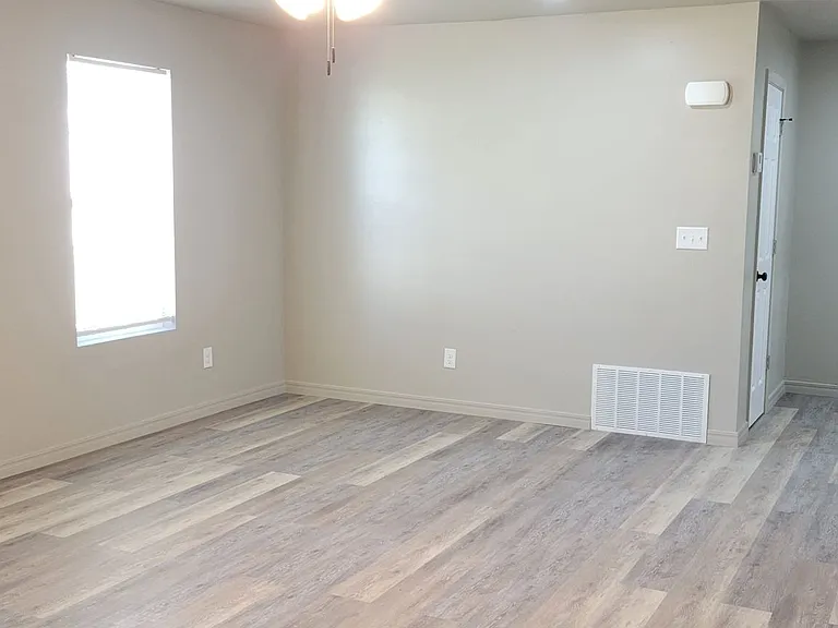 2112 Axtell St — Photo 9