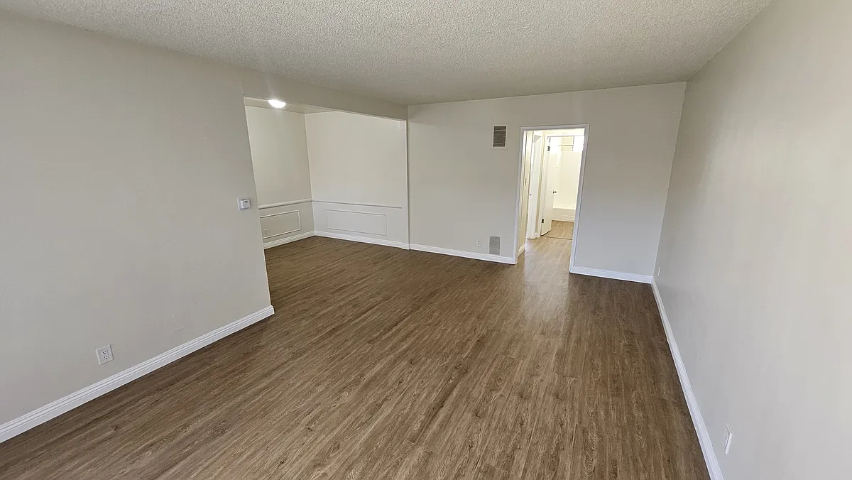 Building Photo - 3945 Stevely Ave #19