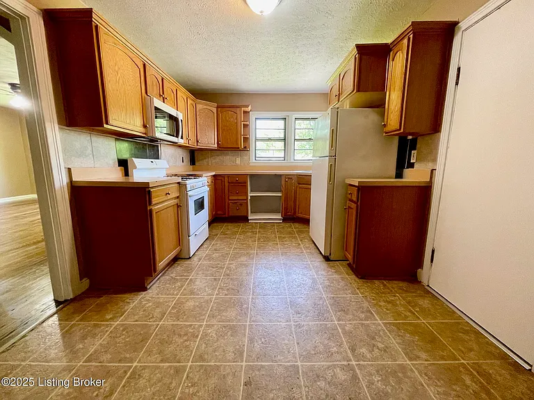 1576 Old Ford Rd — Photo 3