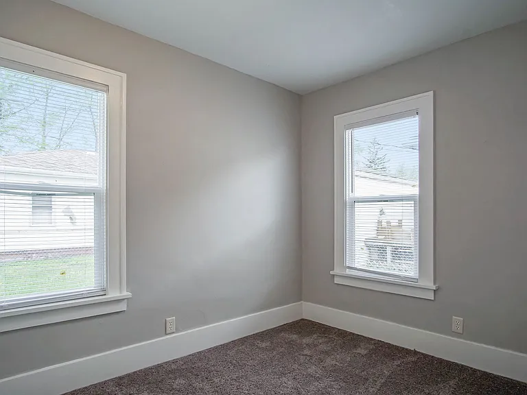 2715 W 6th St — Photo 10