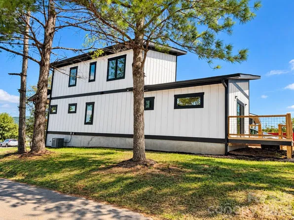 3 Locust St, Woodfin, NC 28804