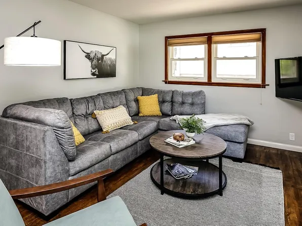 2305 S 49th St, Omaha, NE 68106