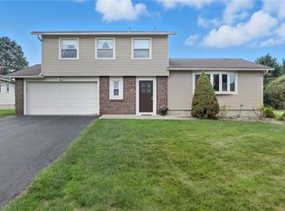 17 Middleton Ln, Penfield, NY 14526
