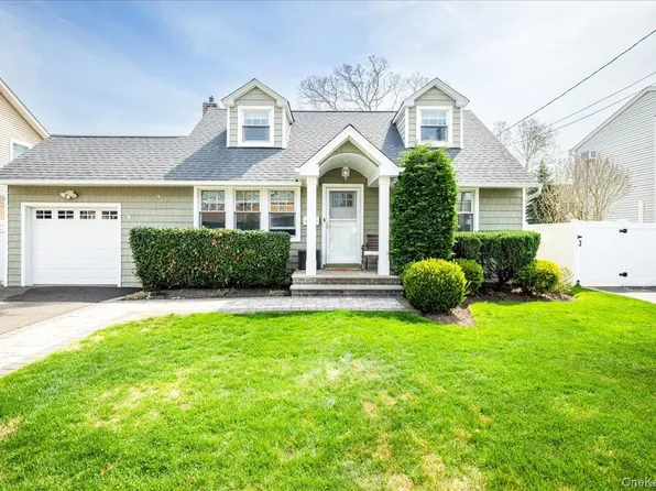 130 N Kings Avenue, Massapequa, NY 11758
