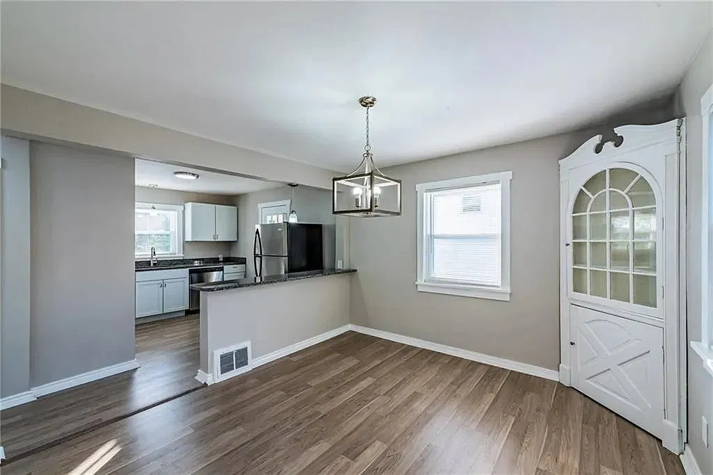 3 bed, 1.0 bath, 1077 sqft, $1,697 — Photo 4