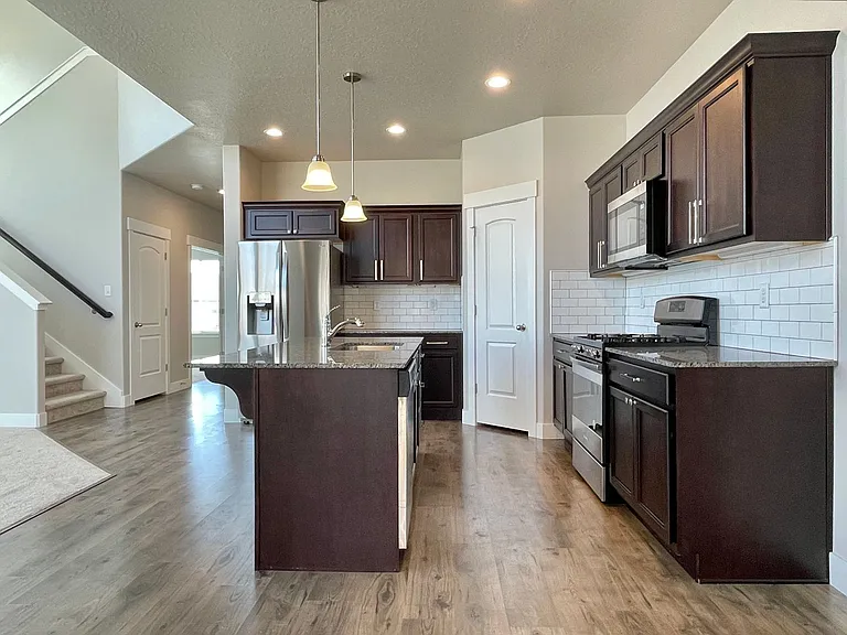 446 N Hillview Dr — Photo 12
