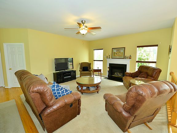 Gas fireplace with mantle