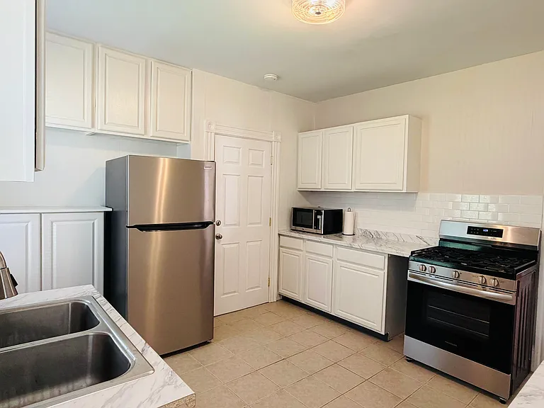 204 Woodbine St #1 — Photo 12
