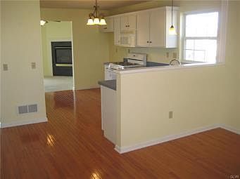 3rd image of 136 Frank Dr