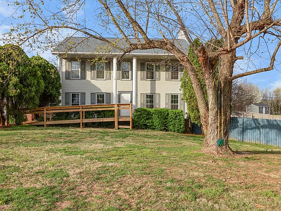 3rd image of 102 Bonnie Ct