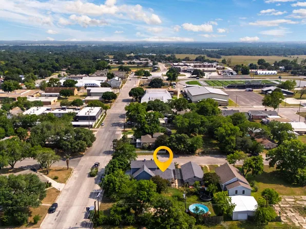 116 S Hackberry Ave, Luling, TX 78648