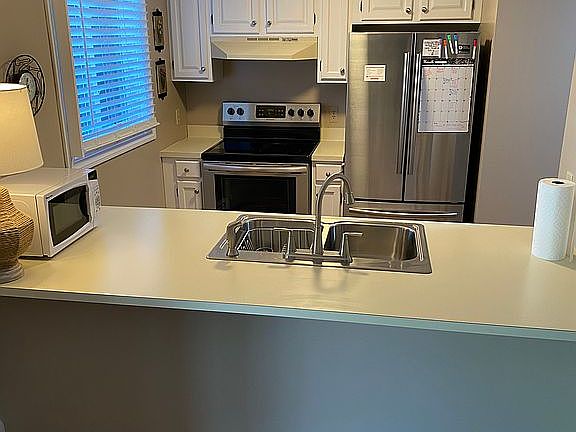 Kitchen area w/ bar counter 