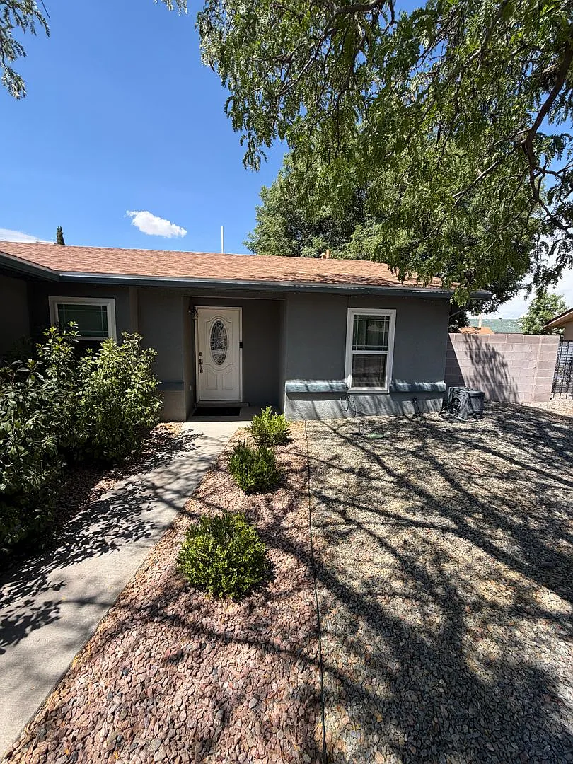 Move in Special! 3 Bedroom 2 Bath w/ 2 Car Garage — Photo 2