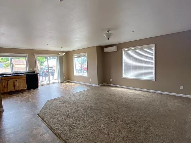 Crossfire Apartments — Photo 4