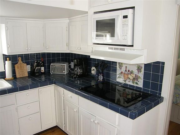 3rd image of 592 Nettles Blvd