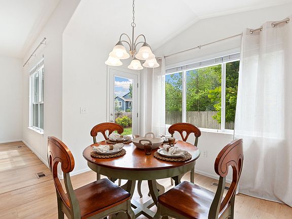 5th image of 409 Stoney Brook Rd
