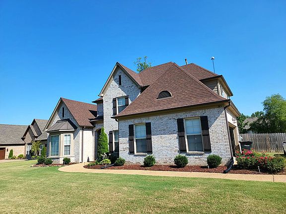 3rd image of 285 Riverdale Dr