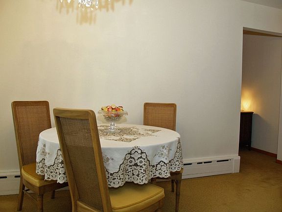 dining area seats 6