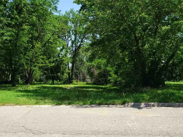 136 Belmont St, Junction City, KS 66441