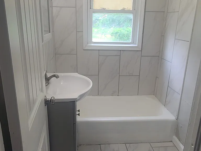 327 SW Graham Ct — Photo 3