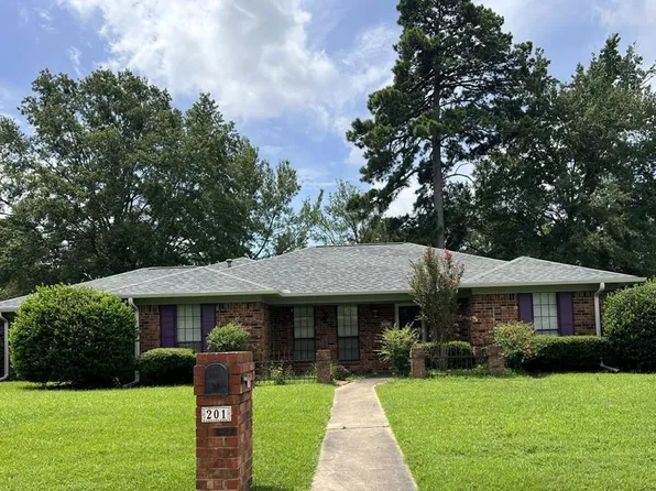 201 Larkspur Ln, Wake Village, TX 75501