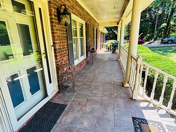 4th image of 110 Saxon Woods Dr
