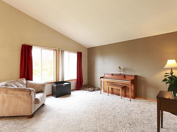 4th image of 502 11th Ave NE