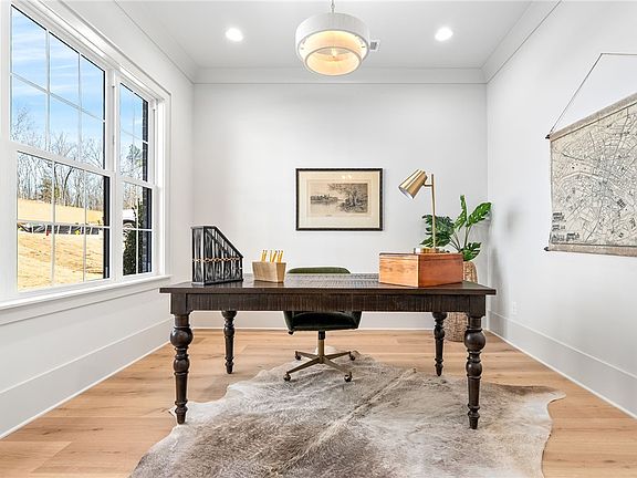 4th image of 810 Summerlin Cir