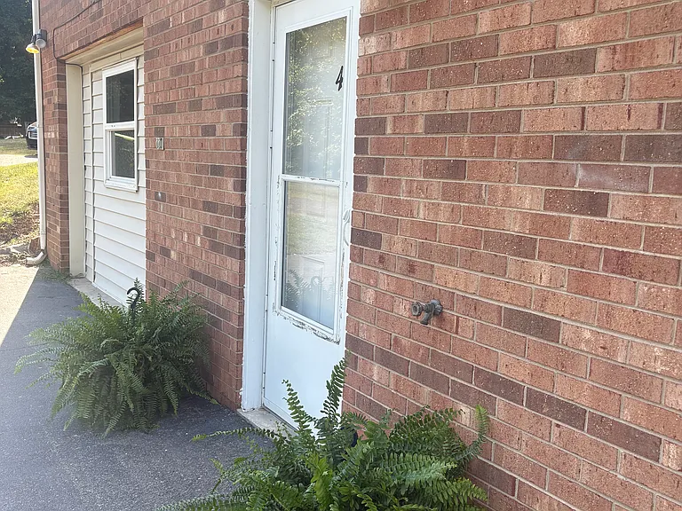 Patio area parking at door no steps