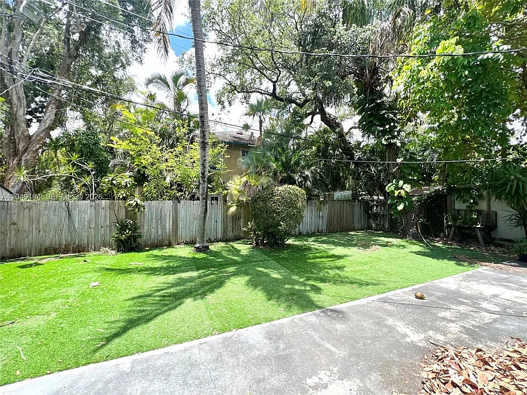 731 SW 14th Ave #1-4 — Photo 2