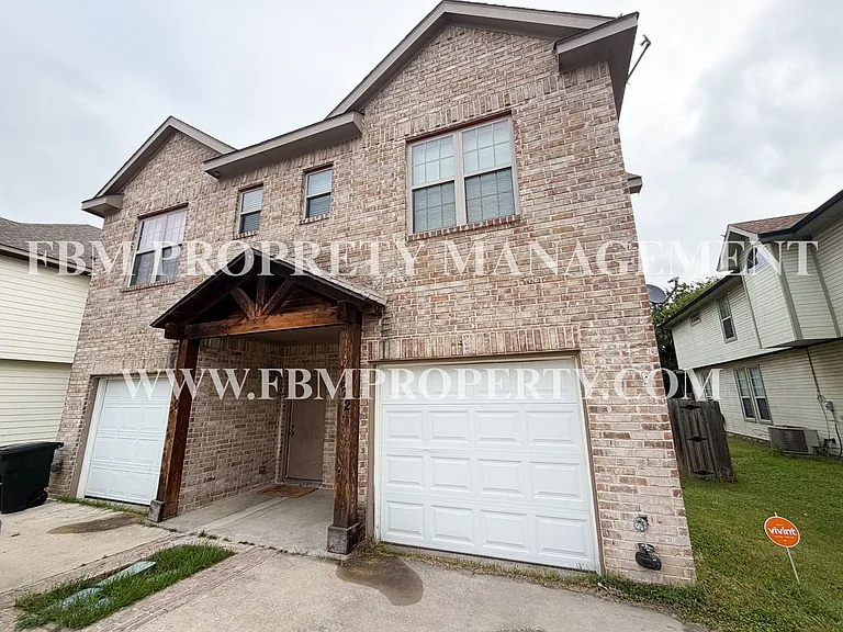 472 Pecan Hollow St — Photo 1