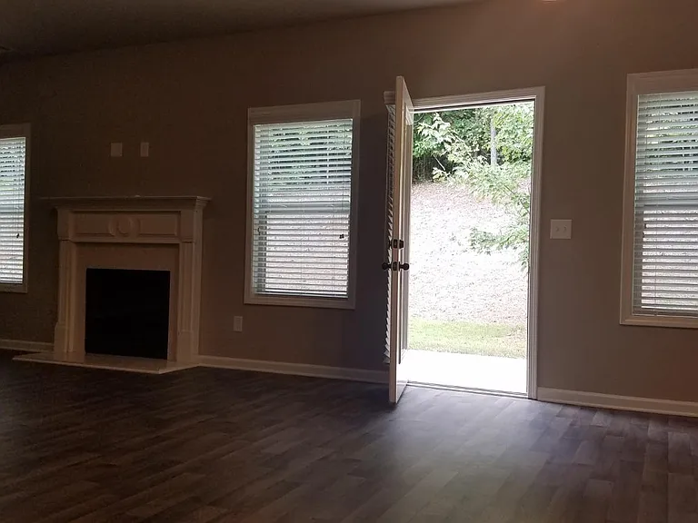 999 Walnut Woods Dr — Photo 5