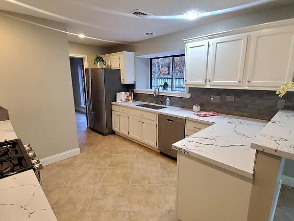 Fridge with automatic ice maker and front ice and water dispenser included.