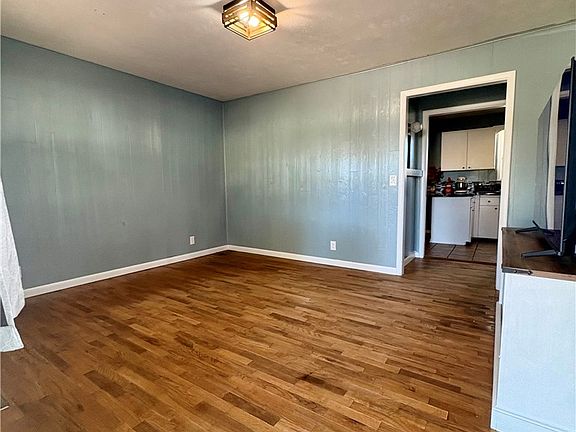 5th image of 615 Pleasant Ave