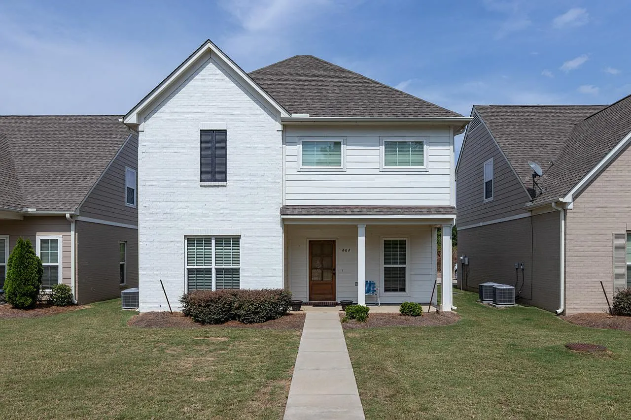 4 bed, 4.5 bath, 2015 sqft, $2,800 — Photo 1