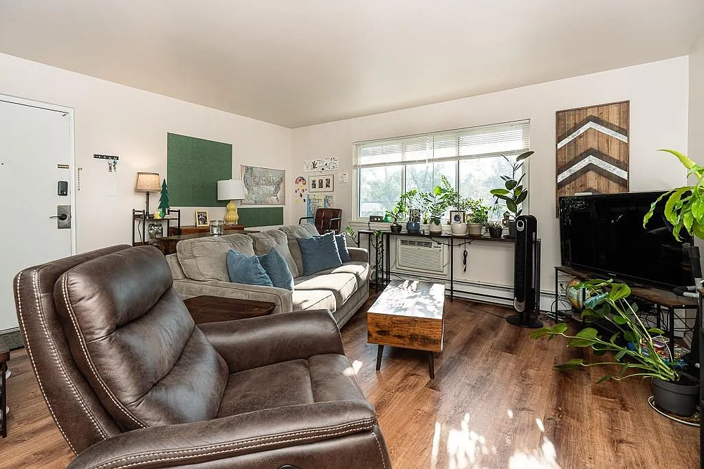 1 bed, 1.0 bath, 627 sqft, $1,250 — Photo 2