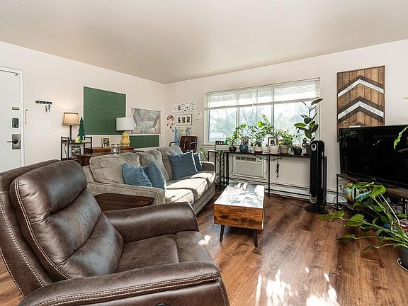 2nd image of 803 Plate St #208